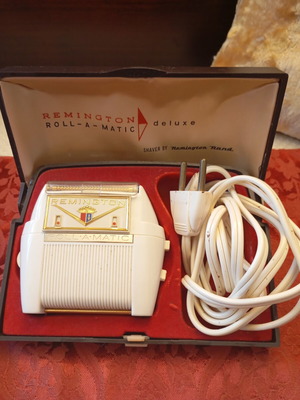 Remington Roll-A-Matic Deluxe vintage electric shaver like new