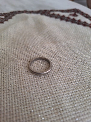 Ring size 18 silver like new, simple