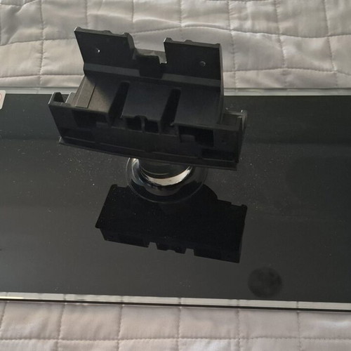 Samsung 32'' TV with stand model LE32B650T2W like new
