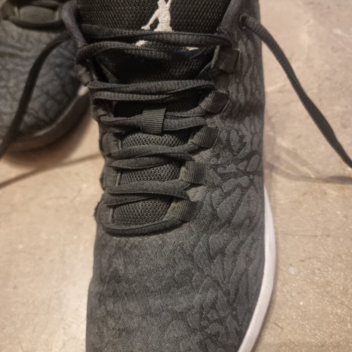 Jordan women's basketball shoes like new, black, size 40