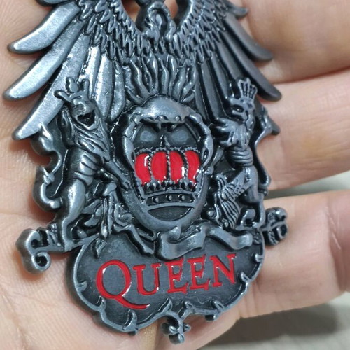Retro Queen Keychain like new, silver