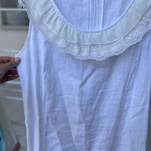 Linen knee-length dress with ecru and white lace collar