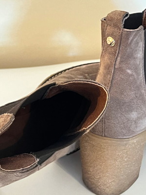 Avvento brown suede ankle boots like new, size 40