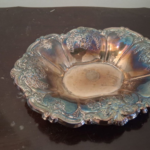 Silver-plated bowl like new with embossed designs 20.5×15.5 cm