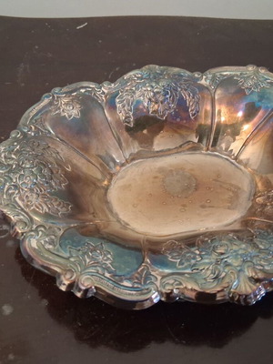 Silver-plated bowl like new with embossed designs 20.5×15.5 cm