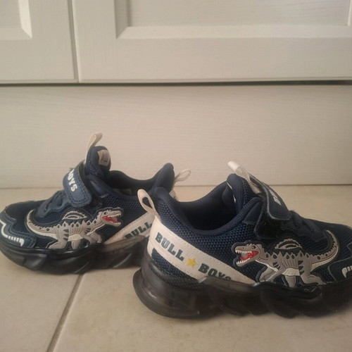 Bull Boys kids sneakers size 27 like new, blue with lights