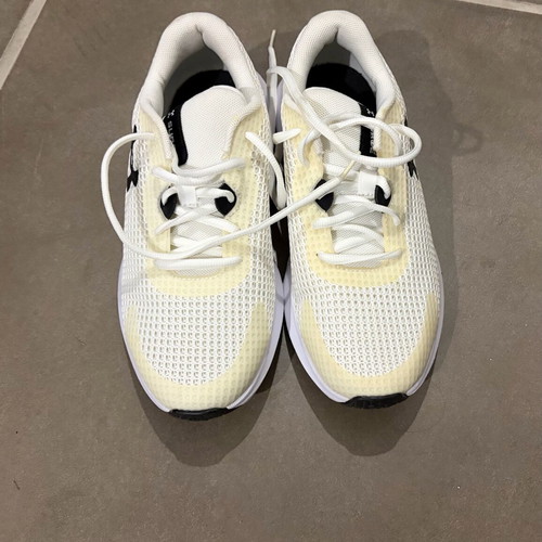 Under Armour athletic shoes new, size 38