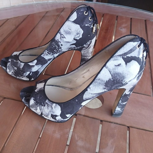 Nine West Floral Peep Toe Heels Size 38 Like New
