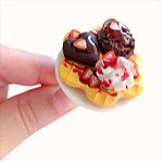  Δαχτυλίδι βάφλα μεγάλη με παγωτό σοκολάτας, σαντυγί και σοκολάτα καρδιά με πολυμερικό πηλό
