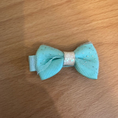 Hair clips for girls in 4 different colors like new
