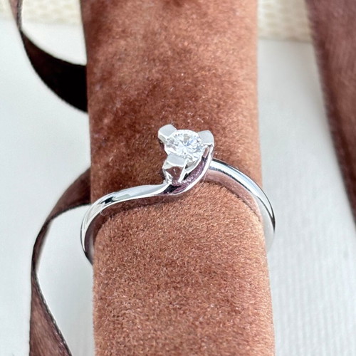 Solitaire ring white gold k18 with diamond like new