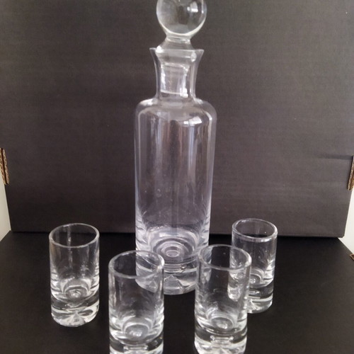 Liqueur bottle set with 4 glasses new, glass
