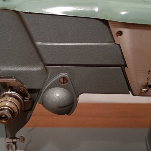 Singer 327K vintage sewing machine with cabinet like new