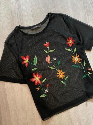 Zara mesh women's t-shirt with embroidered flowers like new, size S, black