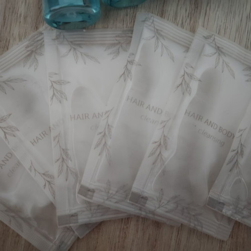 Set of shampoo and shower gel samples, 18 pcs, like new, ideal for travel