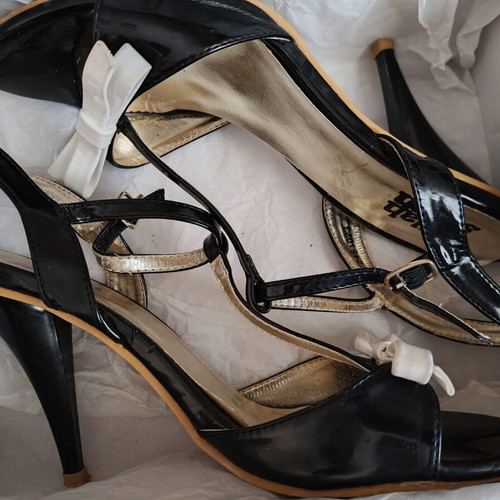 Fullah Sugah women's black sandals with white bow used, size 38
