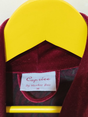 Caprice by Markos Beis μπορντό βελούδινη ρόμπα με ανάγλυφο σχέδιο, μέγεθος M