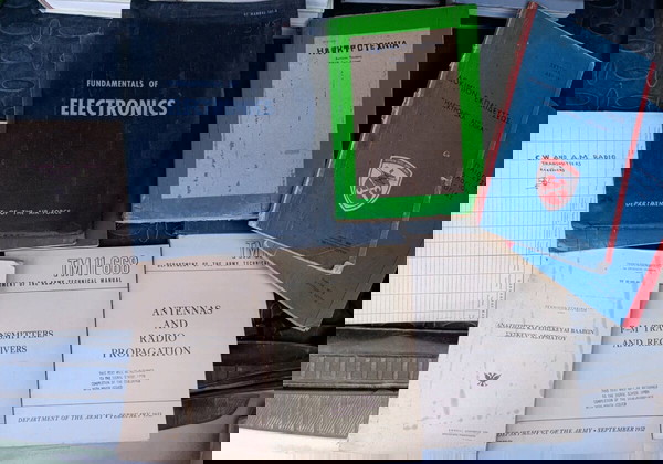 Στρατιωτικά εγχειρίδια ηλεκτρολογίας και ασυρμάτων (1950-60's)