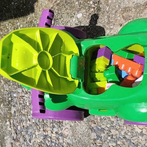 Mega Blocks Crocodile ride-on car like new with building blocks