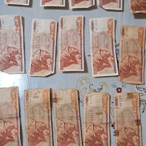 Used banknotes, 2×500, 29×100, 6×200