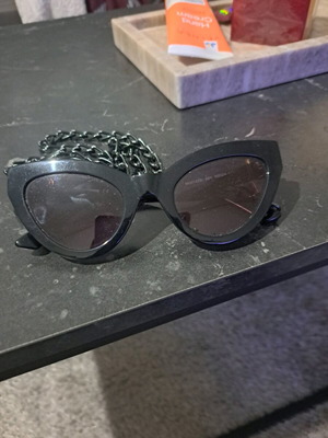 Слънчеви очила cat eye Alexander McQ като нови, черни с калъф и верижка