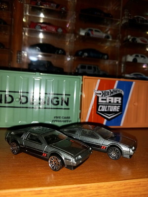 Hot Wheels DeLorean комплект с един в отлично и един в средно състояние