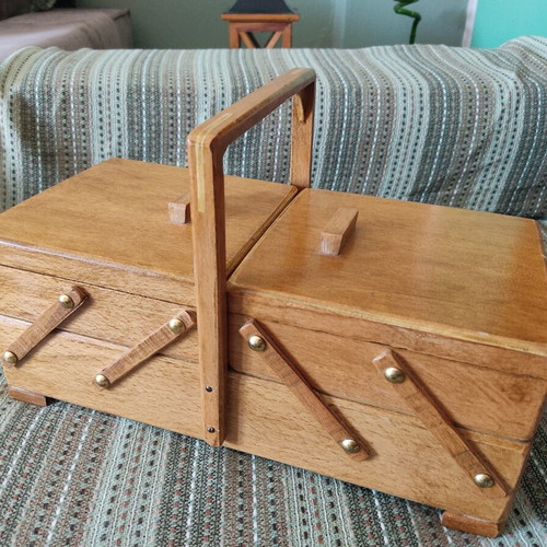 Wooden sewing box with handle, vintage style