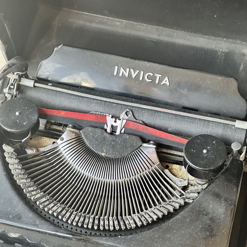Invicta Torino 1938 typewriter used with Greek keyboard and case