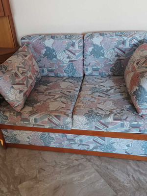Σαλόνι σαν καινούργιο σε υπεραρίστη κατάσταση με διπλό κρεβάτι και αποθηκευτικό χώρο