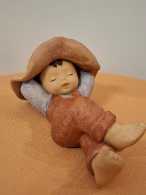 Goebel Nina Marco figure with child, like new, 12.5 cm length