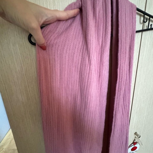 Pink scarf like new, soft, Mad hat