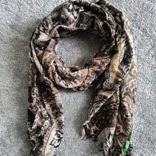 Benetton scarf like new