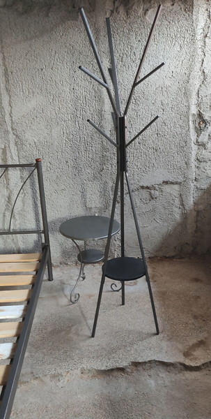 Κρεβάτι ημίδιπλο, κομοδίνο και δώρο καλόγερος όλα μεταλλικά (ιδανικά για φοιτητικό σπίτι).