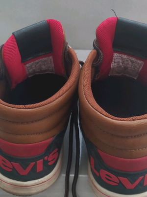 Μποτάκια Levi's νούμερο 39 ελαφρώς φορεμένα, χαμηλά