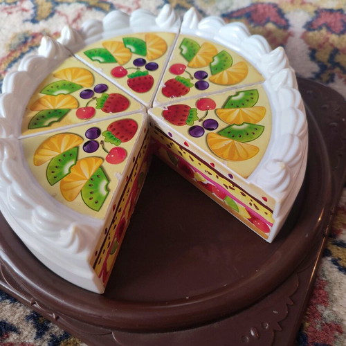 Toy cake used with music and light effects
