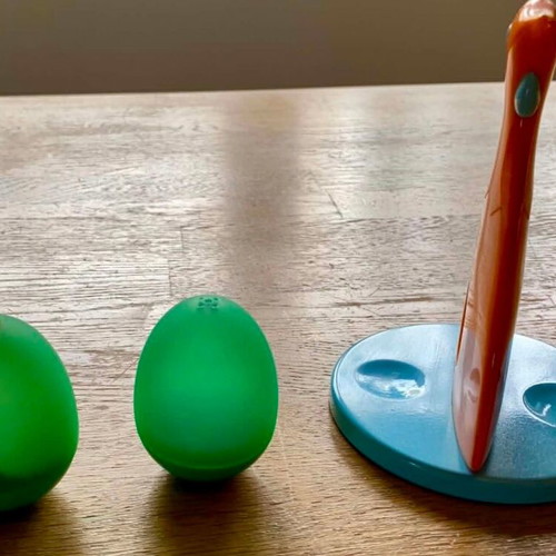 Antevanilla salt and pepper set with magnetic base like new, chicken design