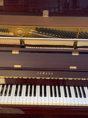 Yamaha M5J όρθιο πιάνο σε σκούρο καφέ με αντίστοιχο σκαμπό