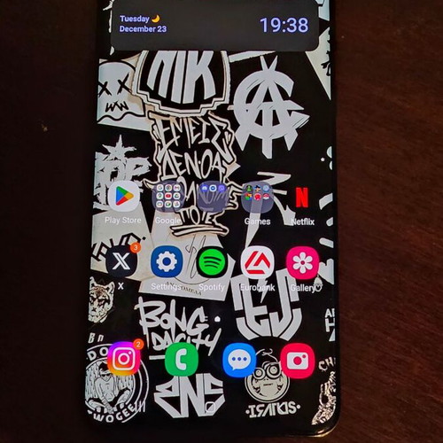 Samsung Galaxy S20+ Cosmic Black 128GB used with minor crack and scratch