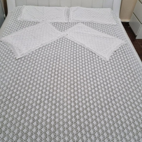 Double machine-knit quilt with four pillows used