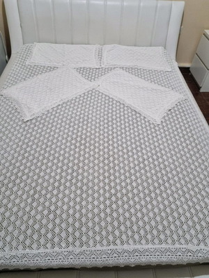 Double machine-knit quilt with four pillows used