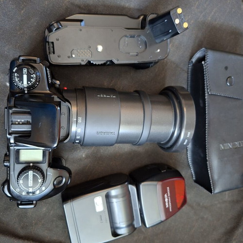 Minolta Dynax 600si Classic Black camera like new with lens and genuine flash