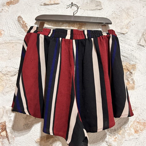 PrettyLittleThing Striped High-Waisted Shorts Burgundy Black Size 12