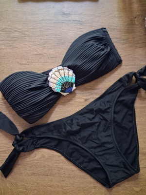 Black Strapless Bikini Set like new, adjustable bottom, removable shell