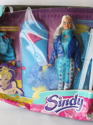 Vintage 90's Sindy Boutique doll with 3 outfits sealed