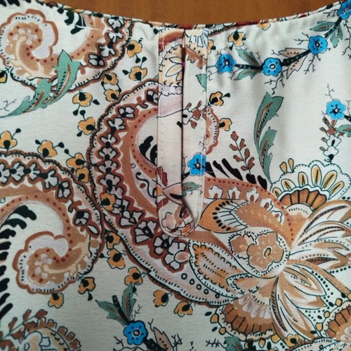 Women's blouse with paisley print like new, size M