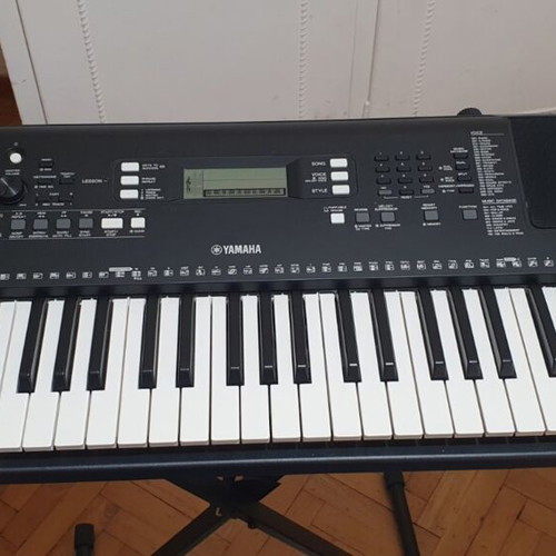 Yamaha PSR-E363 Keyboard with Stand, Music Rest and Bench like new