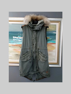 Gwynedds vintage khaki parka like new, small, sleeveless with fur hood