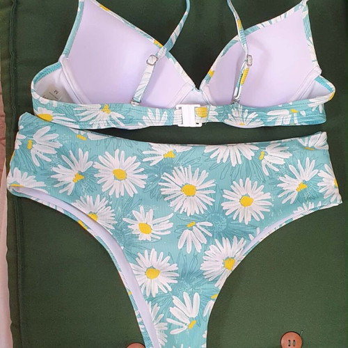 Shein swimsuit medium with beautiful daisies like new, white and green