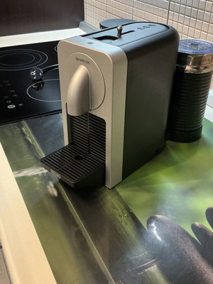 Καφετιέρα Nespresso σαν καινούργιο με αφρογάλα και στάντ για κάψουλες