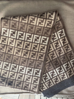Fendi κασκόλ σε καφέ και μπεζ